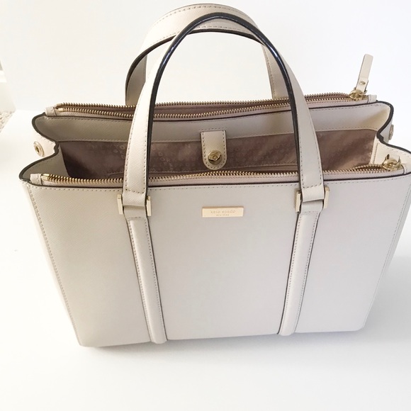 kate spade Handbags - Gorgeous Kate Spade tote with tons of room